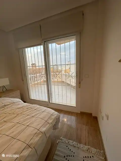 verdieping -1, slaapkamer nummer 1 en het terras daarbij