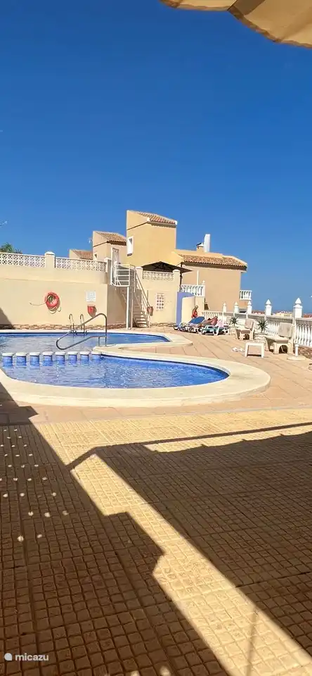 lekker genieten aan het zwembad