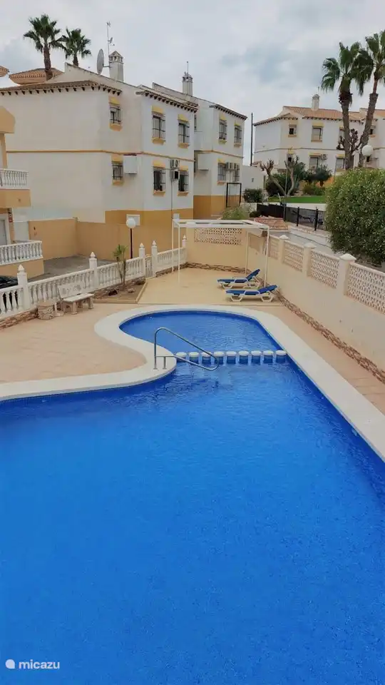 Nieuw zwembad sinds 08-22. Foto genomen vanaf terras 1.