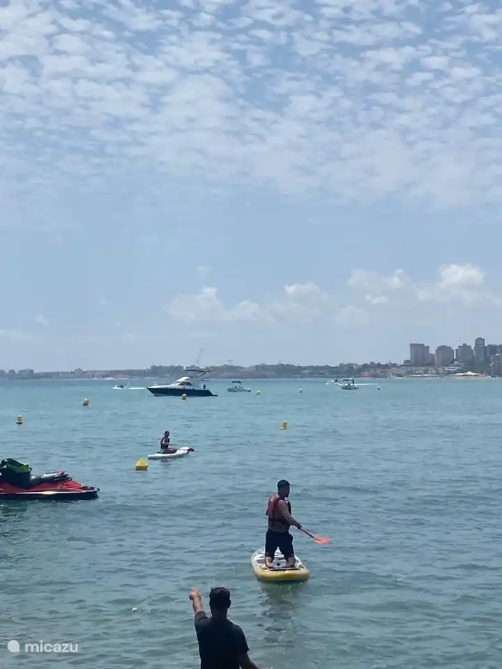 Alles is mogelijk aan het strand: suppen, jetski of een boot huren! (Natuurlijk is de banaan ook aanwezig)