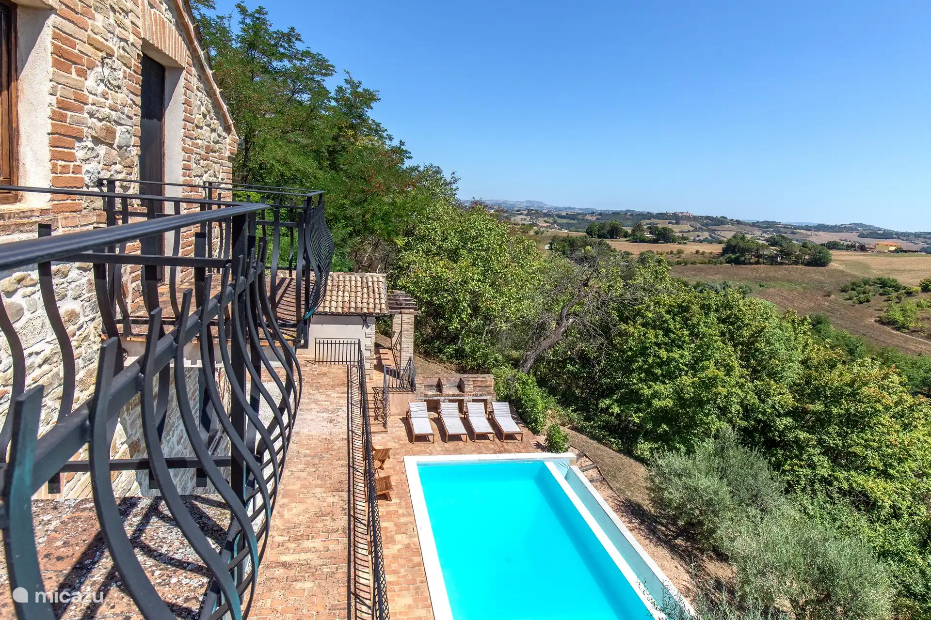 Auf diesem Bild können Sie deutlich das schöne Schwimmbad bewundern, das von Naturwundern umgeben ist, die seine Schönheit hervorheben.
