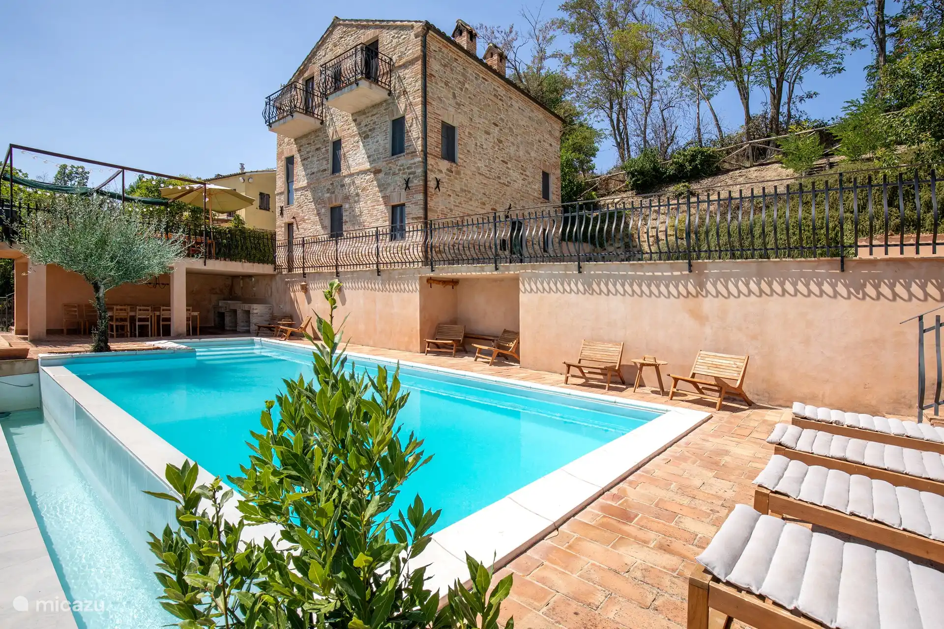 Auf diesem Foto sehen Sie Ihr eigenes Haus, den Pool und die Sonnenliegen vor sich. Alles, was Sie brauchen, um einen Traumurlaub in den Marken zu verbringen.