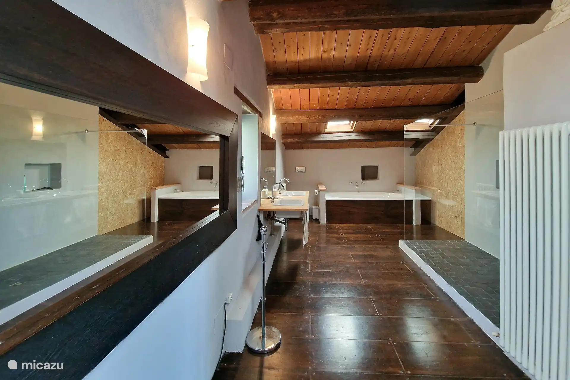 Auf diesem Foto ist das Badezimmer mit allen notwendigen Rohrleitungen.