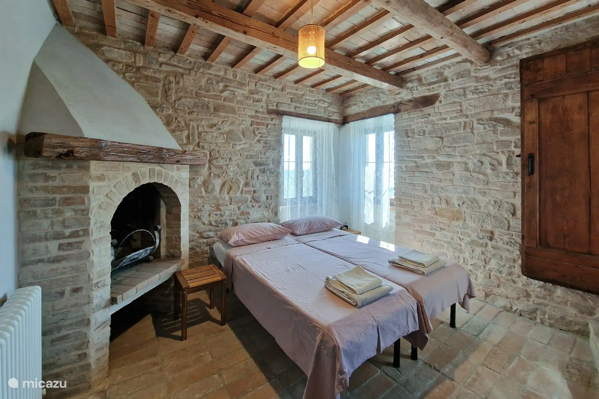 Auf diesem Foto sehen Sie ein Schlafzimmer mit zwei Einzelbetten und das schöne große antike Zimmer, in dem Sie ruhig schlafen können.