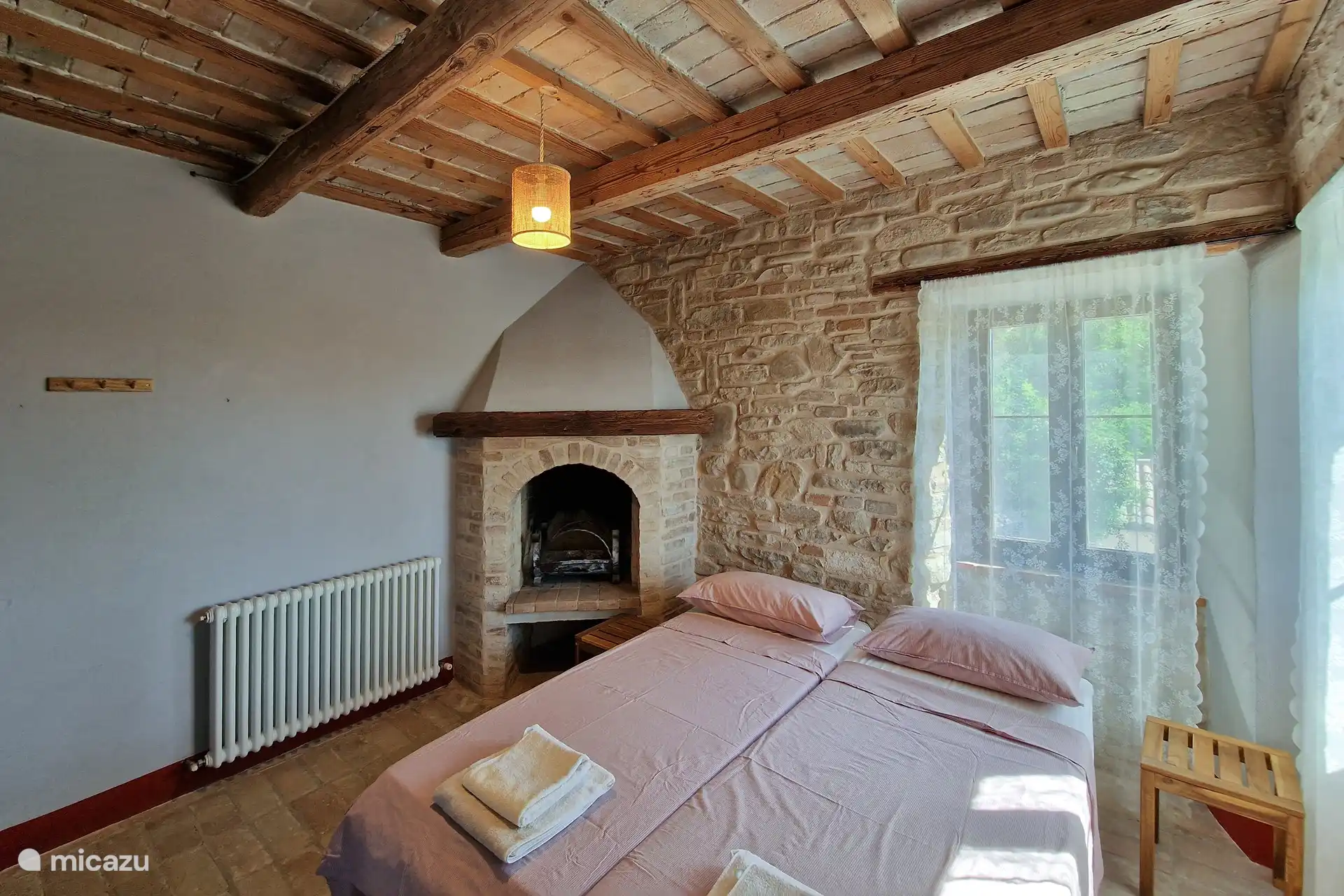 Auf diesem Foto sehen Sie ein Schlafzimmer mit zwei Einzelbetten und das schöne große antike Zimmer, in dem Sie ruhig schlafen können.