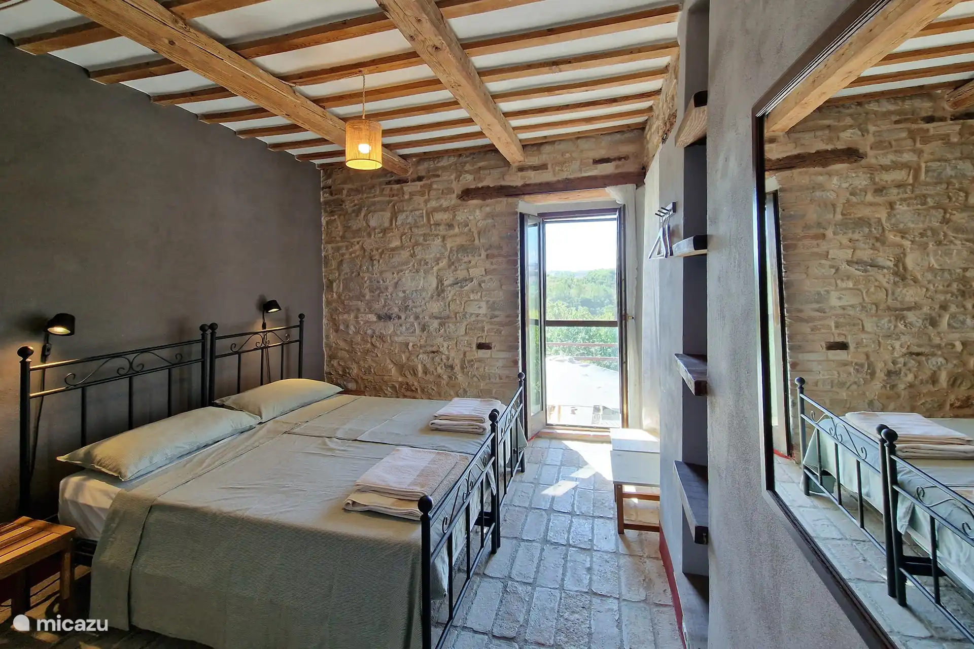 Auf diesem Foto sehen Sie ein Schlafzimmer mit zwei Einzelbetten und das schöne große antike Zimmer, in dem Sie ruhig schlafen können.