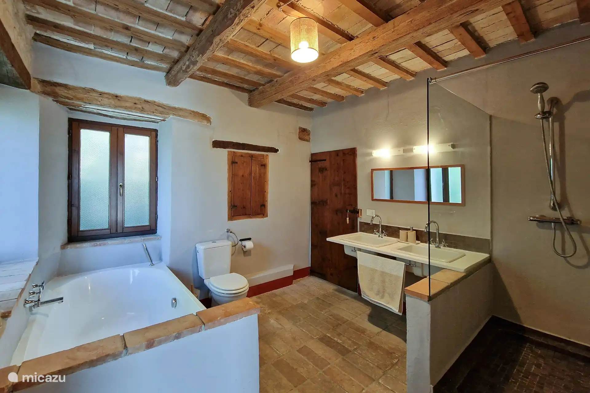 Auf diesem Foto ist das Badezimmer mit allen notwendigen Sanitäranlagen.