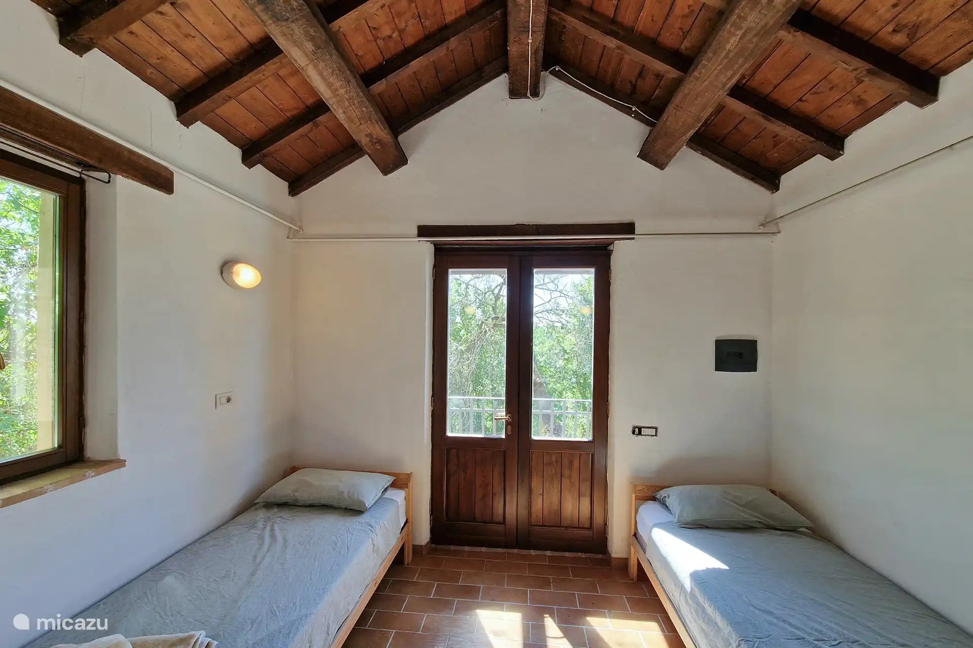 Auf diesem Foto sehen Sie ein Schlafzimmer mit zwei Einzelbetten und das schöne große antike Zimmer, in dem Sie ruhig schlafen können.