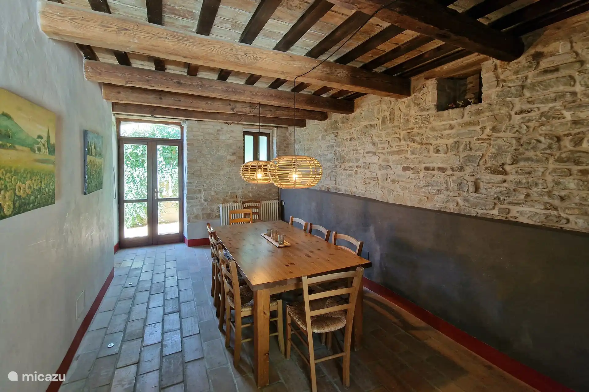 Auf diesem Foto sehen Sie den Ess-/Essbereich, in dem Sie mit Ihrer Familie und Ihren Freunden die traditionellen Speisen aus unserer Region genießen können.