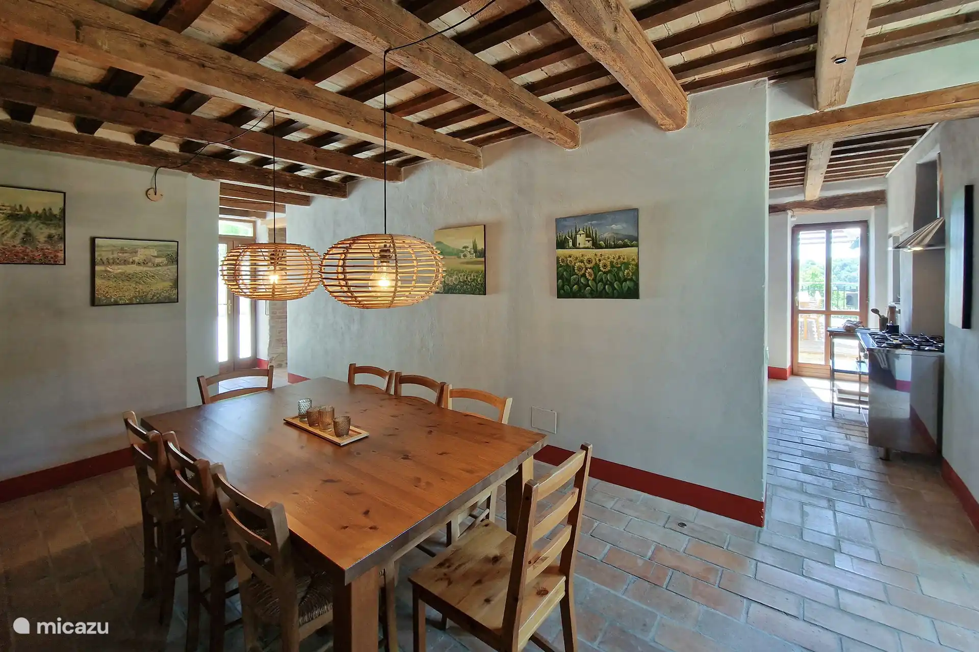 Auf diesem Foto sehen Sie den Ess-/Essbereich, in dem Sie mit Ihrer Familie und Ihren Freunden die traditionellen Speisen aus unserer Region genießen können.