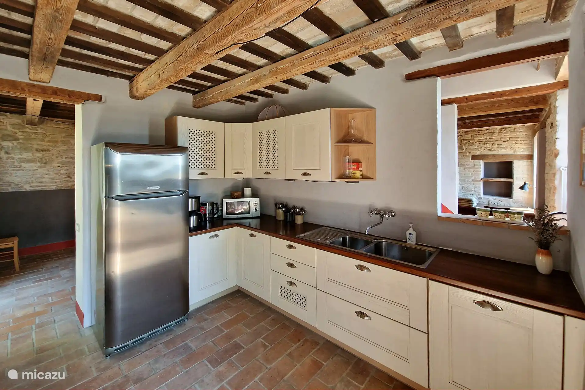 Auf diesem Foto sehen Sie die schöne und erstaunliche Küche mit allen notwendigen Utensilien, um alles zu kochen, was Sie brauchen. Um eine Tasse Kaffee zu kochen, sobald Sie morgens aufwachen. Um alles frisch aus dem Kühlschrank zu bekommen.