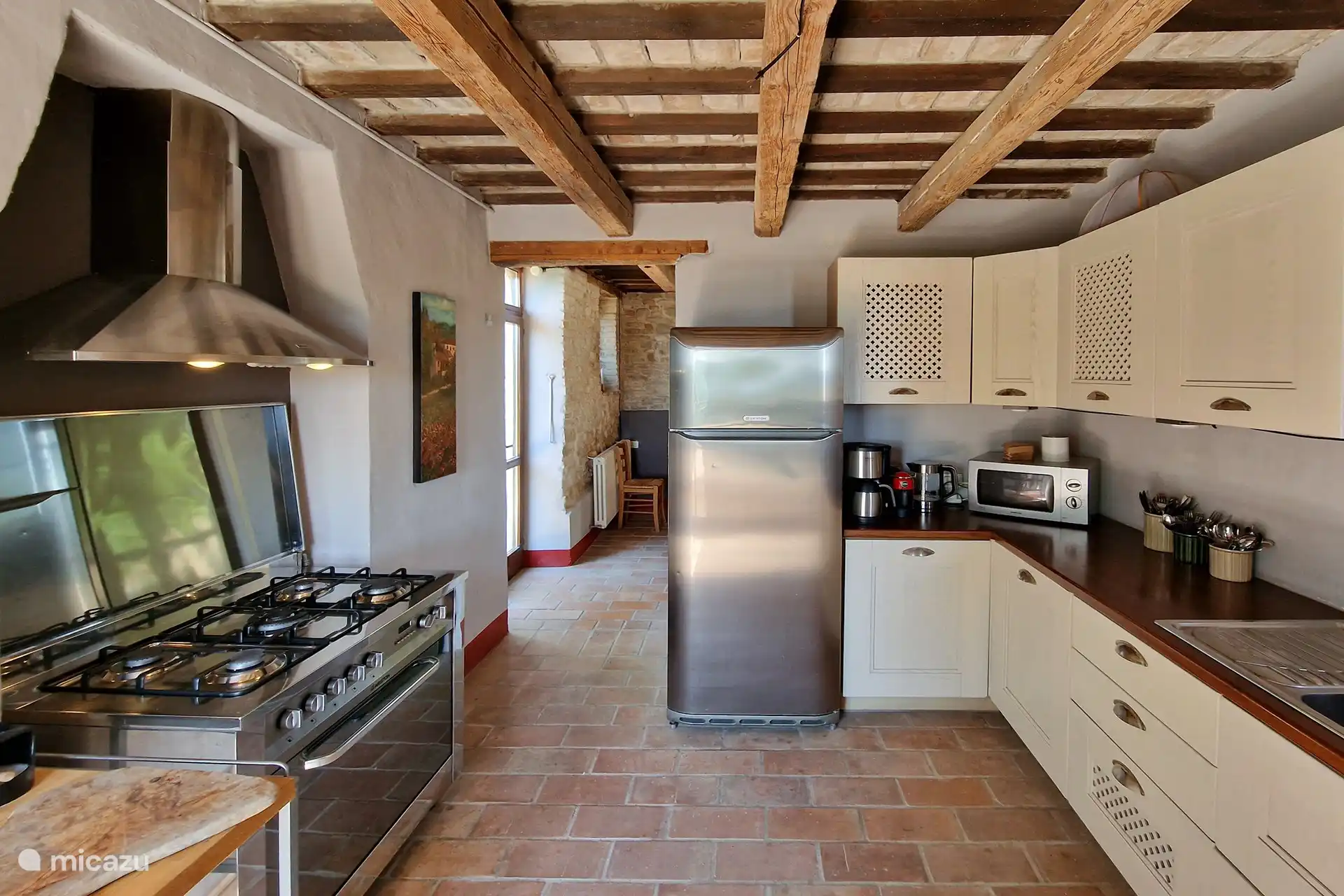 Auf diesem Foto sehen Sie die schöne und erstaunliche Küche mit allen notwendigen Utensilien, um alles zu kochen, was Sie brauchen. Um eine Tasse Kaffee zu kochen, sobald Sie morgens aufwachen. Um alles frisch aus dem Kühlschrank zu bekommen.