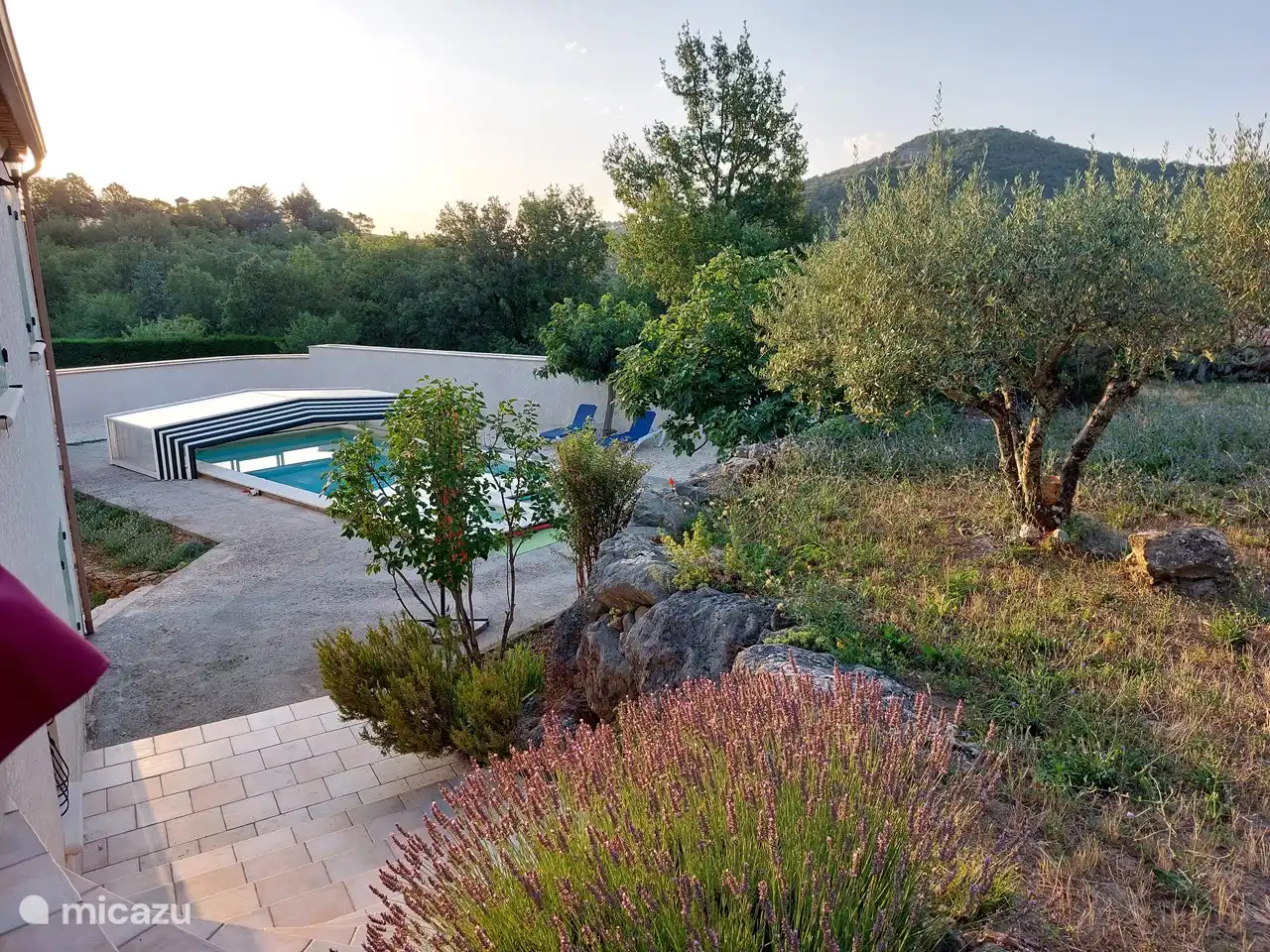 Die Kinder im Blick? Ja, aber noch nicht. Genießen Sie gemeinsam die aufgehende Sonne bei einer Tasse Kaffee oder Tee. Ein sehr wichtiger Moment der Ruhe.