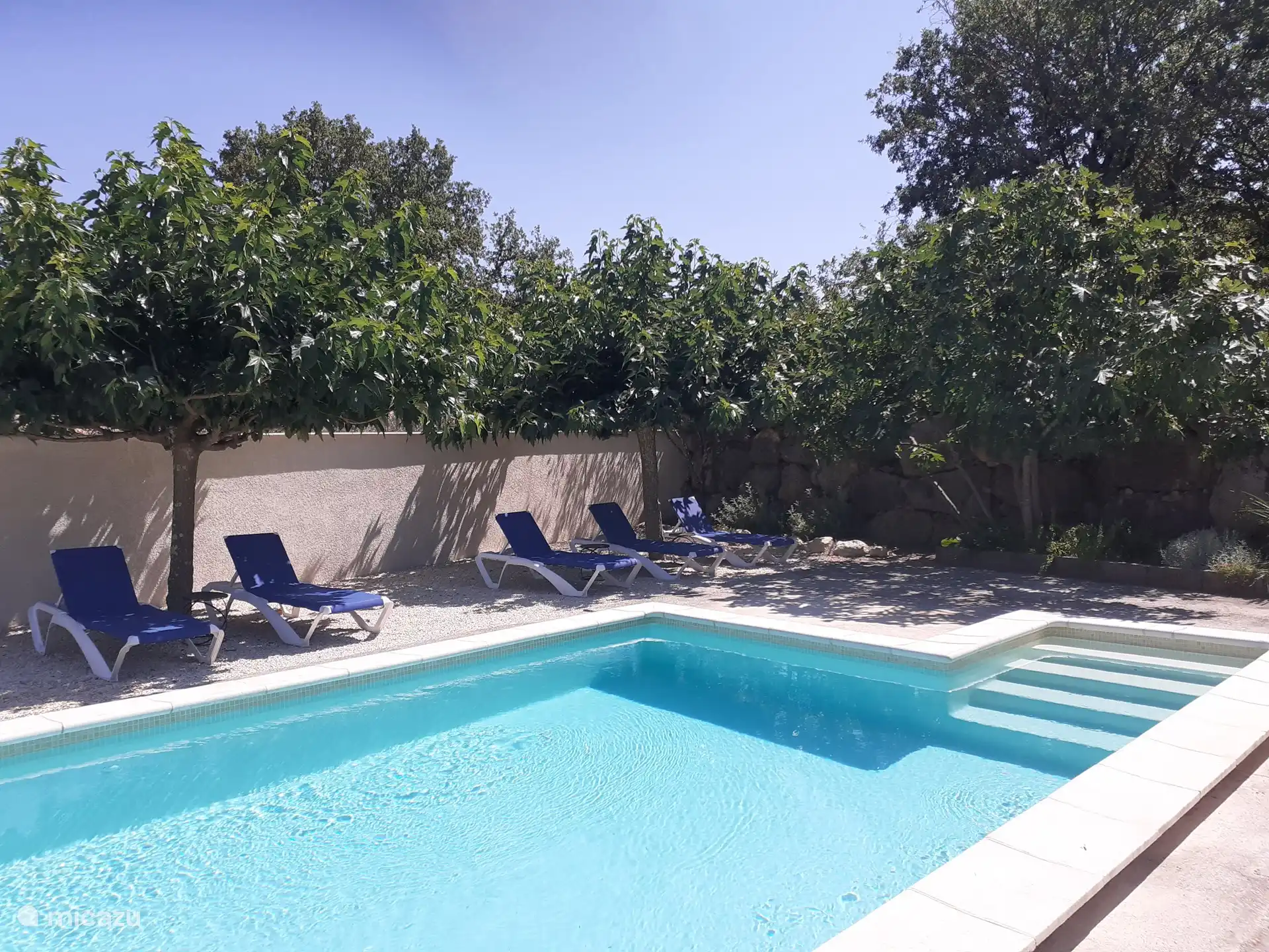 Zeit zum Schwimmen, Lesen, Entspannen. es ist Urlaub...