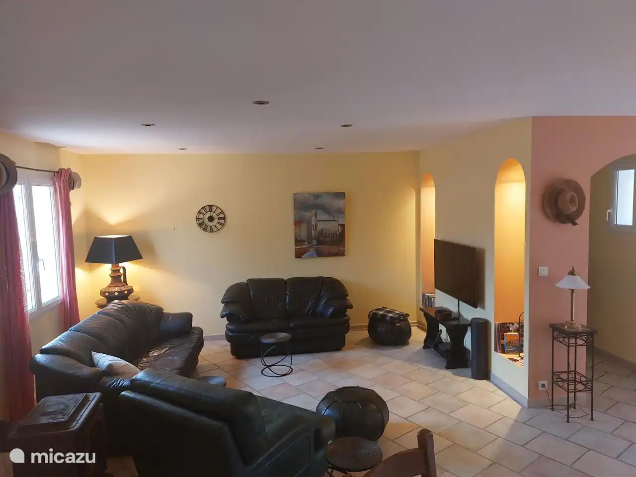 
Das Wohnzimmer, schön kühl (Klimaanlage) Nach einem guten Essen vielleicht einen Film auf Netflix schauen?