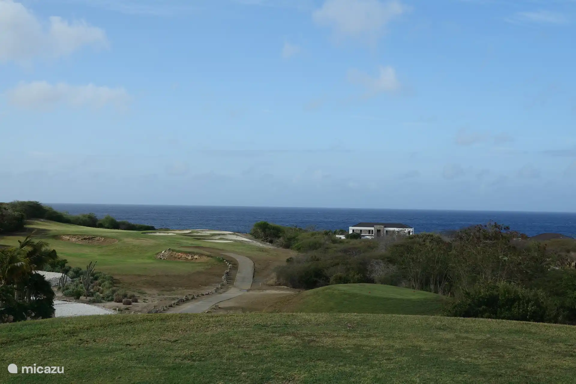 Vista sobre el hoyo 16 desde el tee