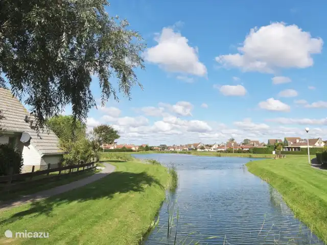 Étoile de mer 227 | Pays-Bas, Hollande du Nord, Julianadorp aan Zee - bungalow Vue sur la belle eau du parc.