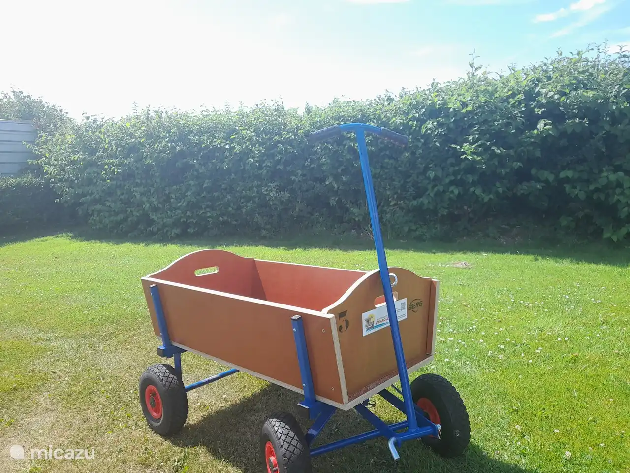 Ein Tag am Strand? Bollerwagen mieten, ideal für alles und Kinder.
