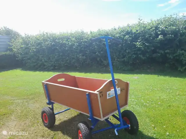 bungaló en Países Bajos, Holanda del Norte, Julianadorp aan Zee – Albatros 225 ¿Día en la playa? Alquile un carrito de mano, ideal para todas sus pertenencias y niños.
