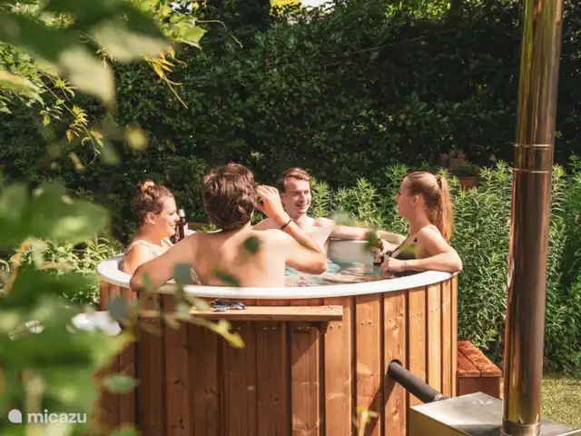 bungaló en Países Bajos, Holanda del Norte, Julianadorp aan Zee – Albatros 225 ¿De verdad quieres relajarte? Alquila un jacuzzi y relájate por completo. Traemos y colocamos el jacuzzi en el jardín de tu casa.