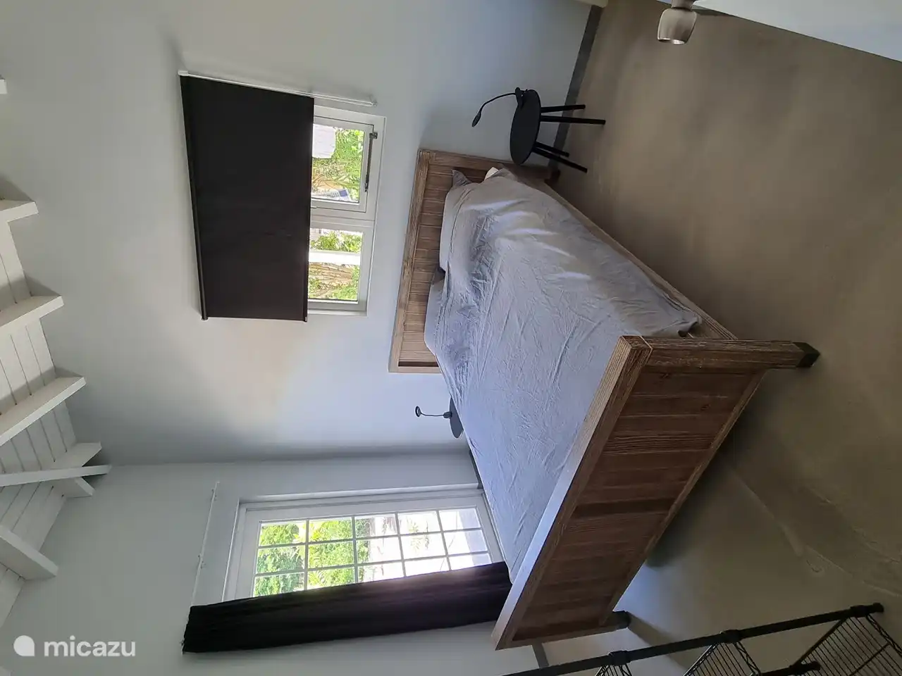 Slaapkamer 1 met toegang tot de badkamer en achtertuin