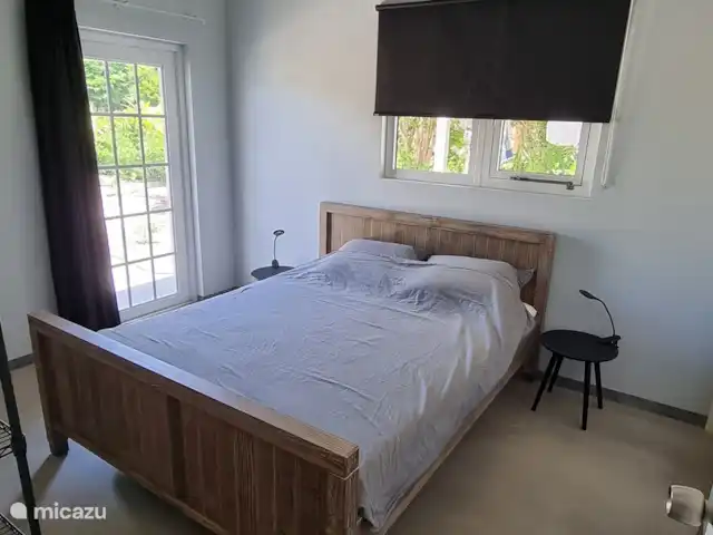 Casa Korsou | Curaçao, Banda Ariba (est), Montan'i Rei - maison de vacances Chambre 1 avec accès à la salle de bain et au jardin
