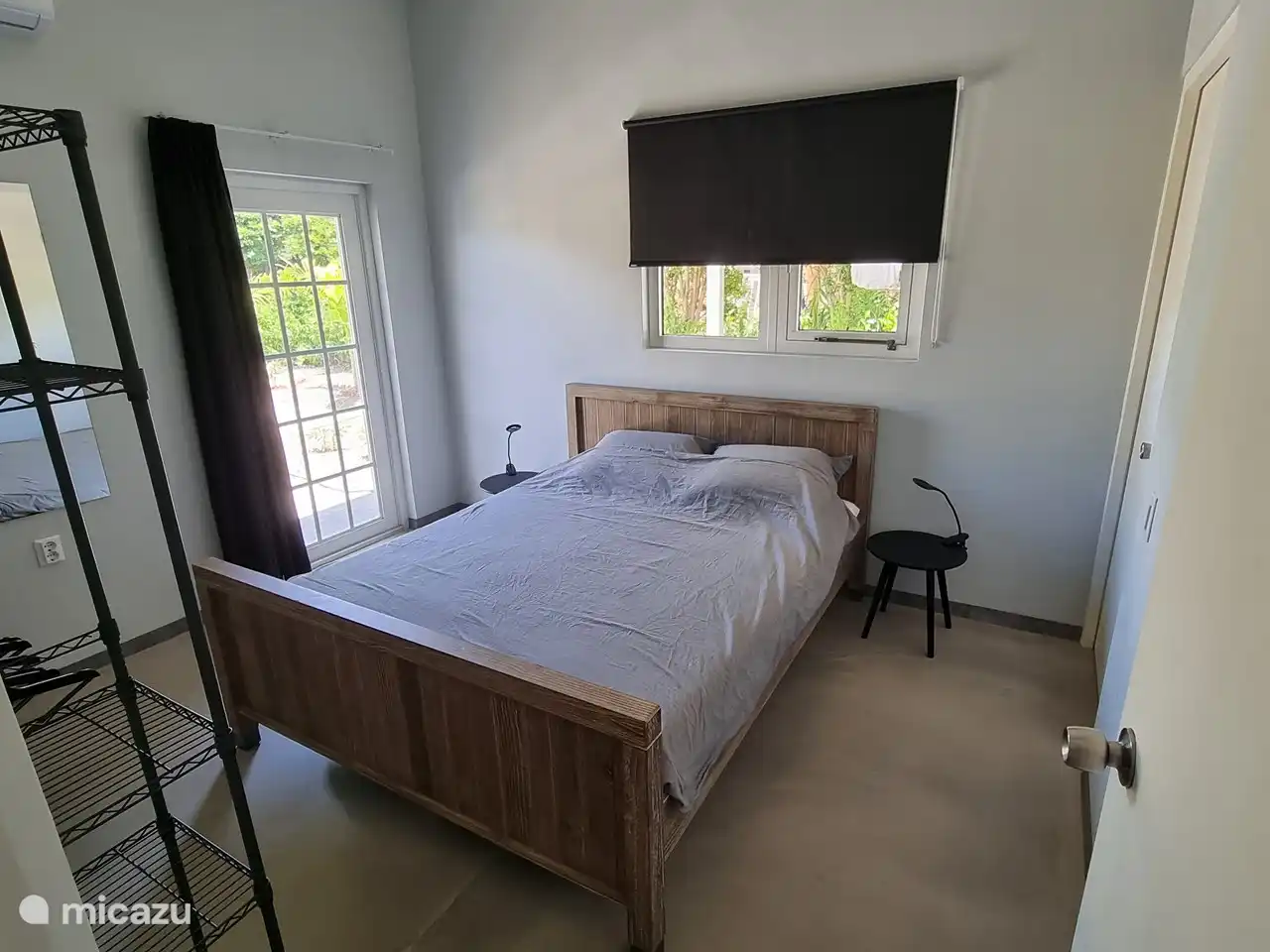 Slaapkamer 1 met toegang tot de badkamer en achtertuin