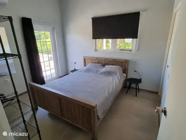 Casa Korsou | Curaçao, Banda Ariba (est), Montan'i Rei - maison de vacances Chambre 1 avec accès à la salle de bain et au jardin