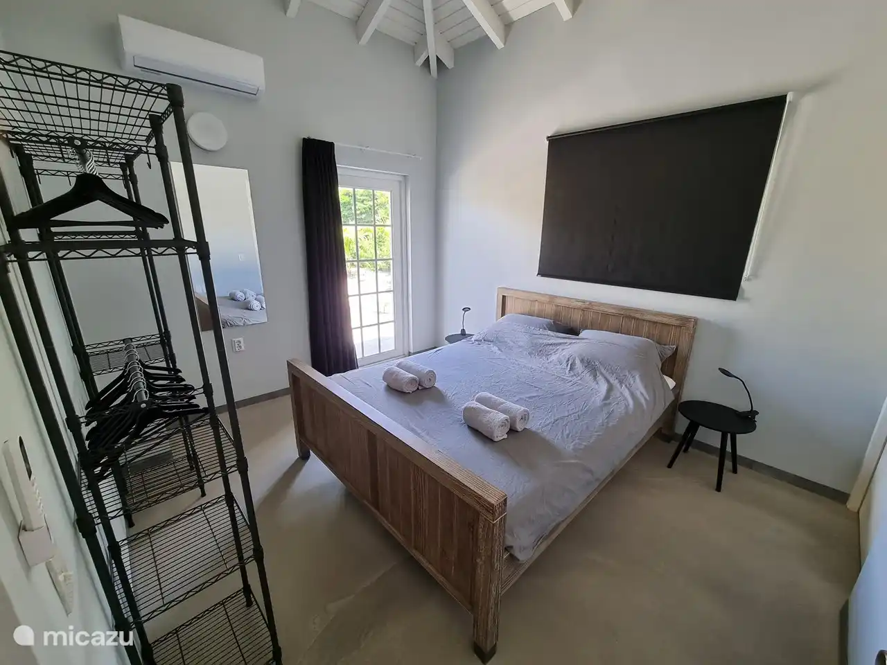 Slaapkamer 1 met toegang tot de badkamer en achtertuin