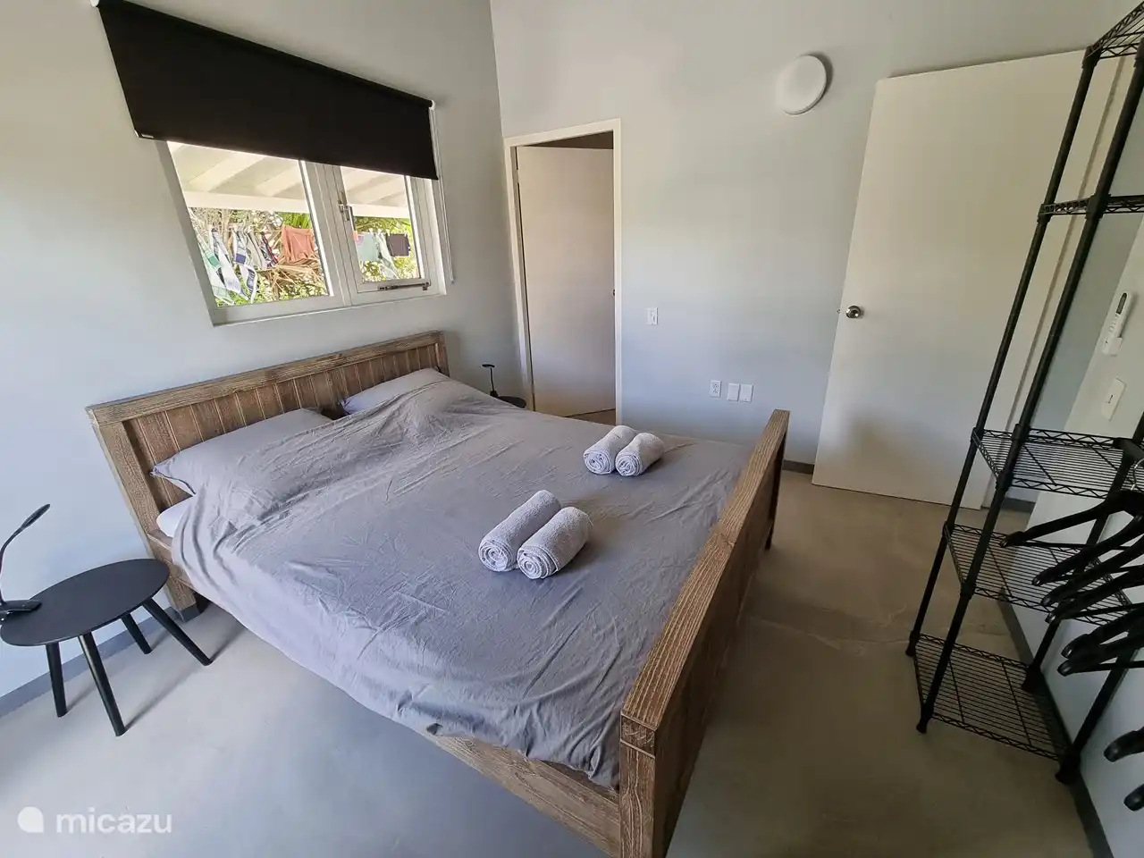 Slaapkamer 1 met toegang tot de badkamer en achtertuin