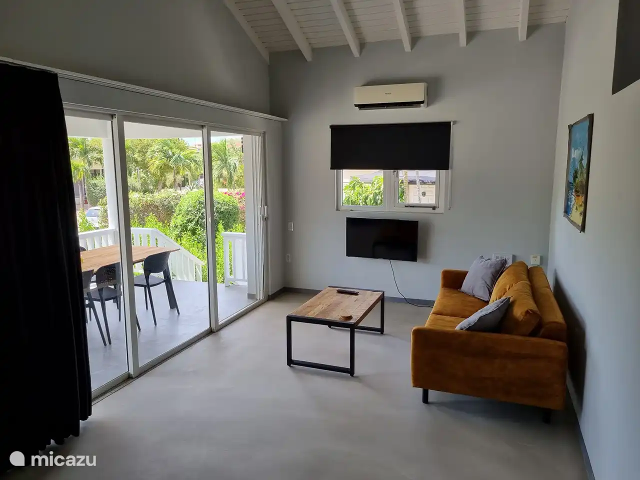 Woonkamer met toegang tot de voorporch