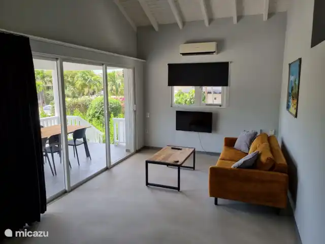 Casa Korsou | Curaçao, Banda Ariba (est), Montan'i Rei - maison de vacances Salon avec accès au porche avant