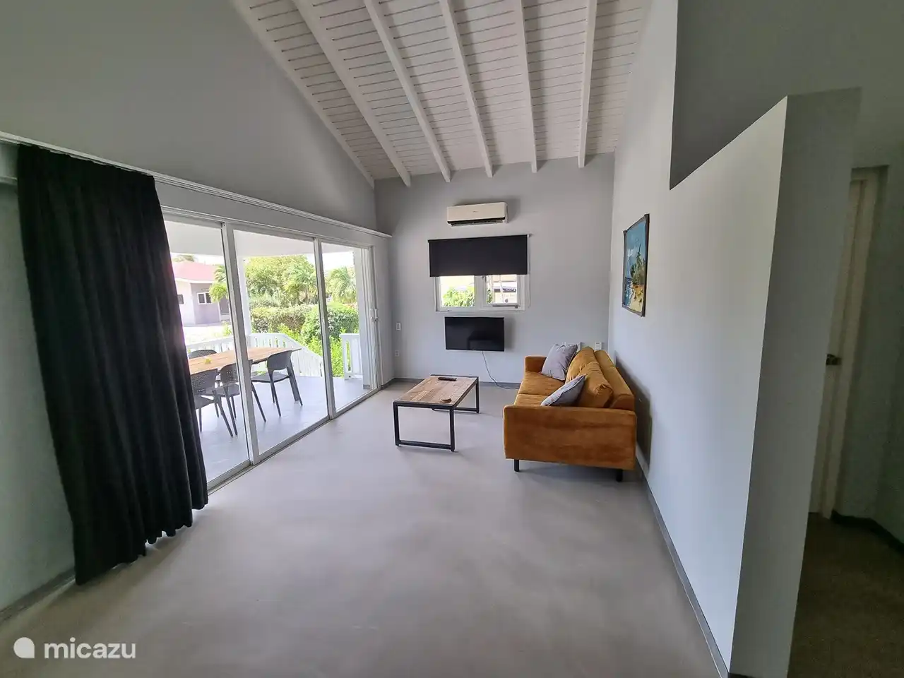 Woonkamer met toegang tot de voorporch