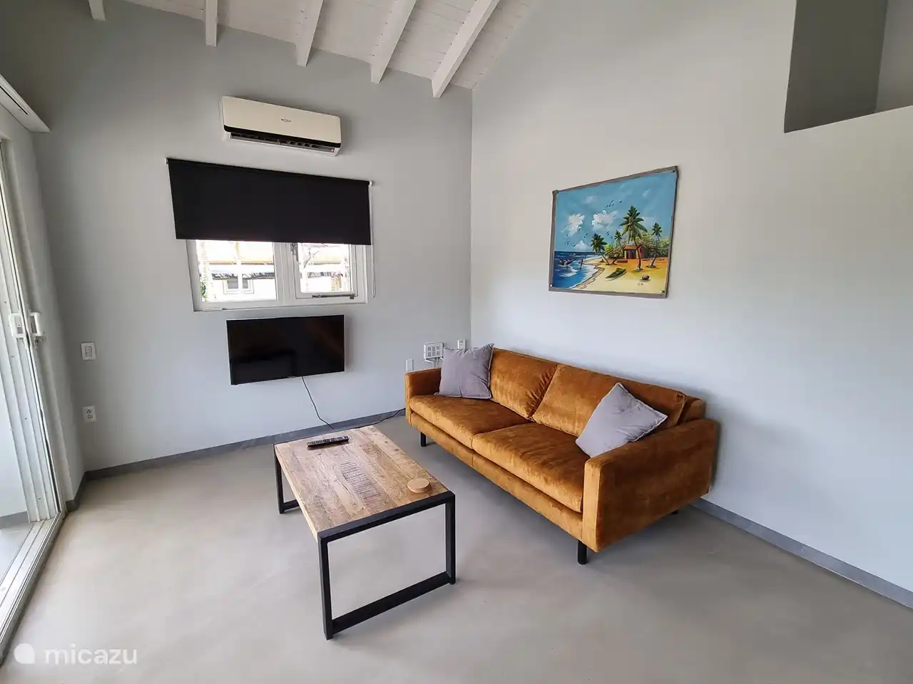 Woonkamer met toegang tot de voorporch