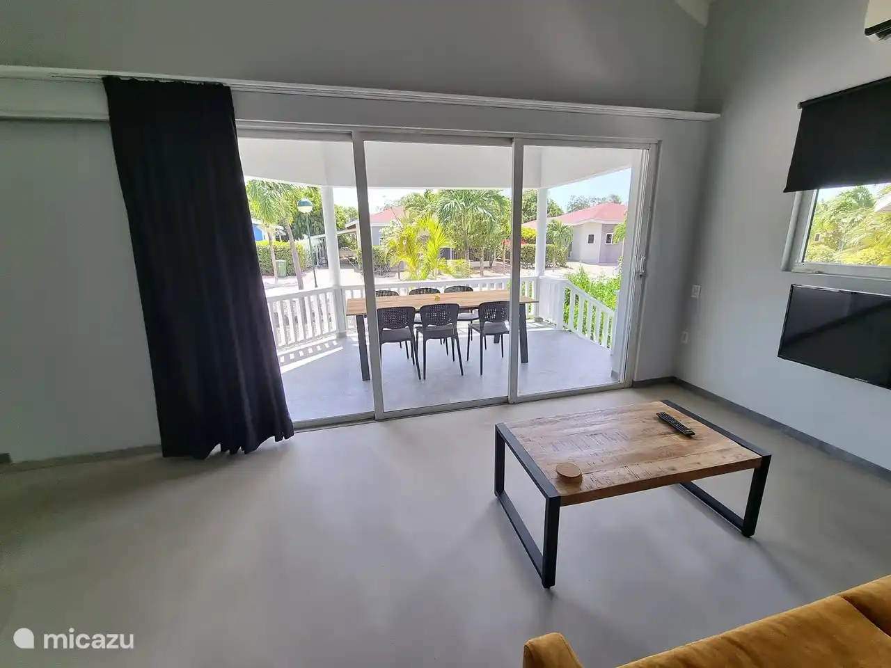 Woonkamer met toegang tot de voorporch