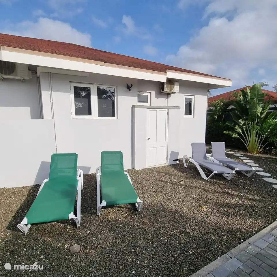 2 van de zonnebedden