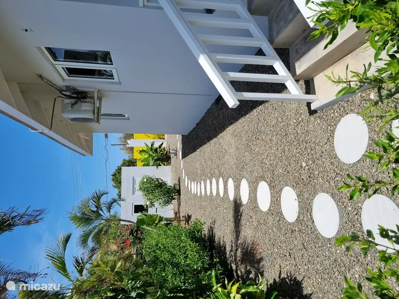 Zij tuin van voorporch naar achtertuin