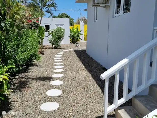 Casa Korsou | Curaçao, Banda Ariba (est), Montan'i Rei - maison de vacances Jardin latéral du porche à l'arrière-cour