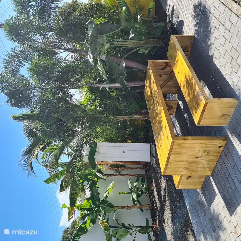 De buitendouche en nieuwe tuinset