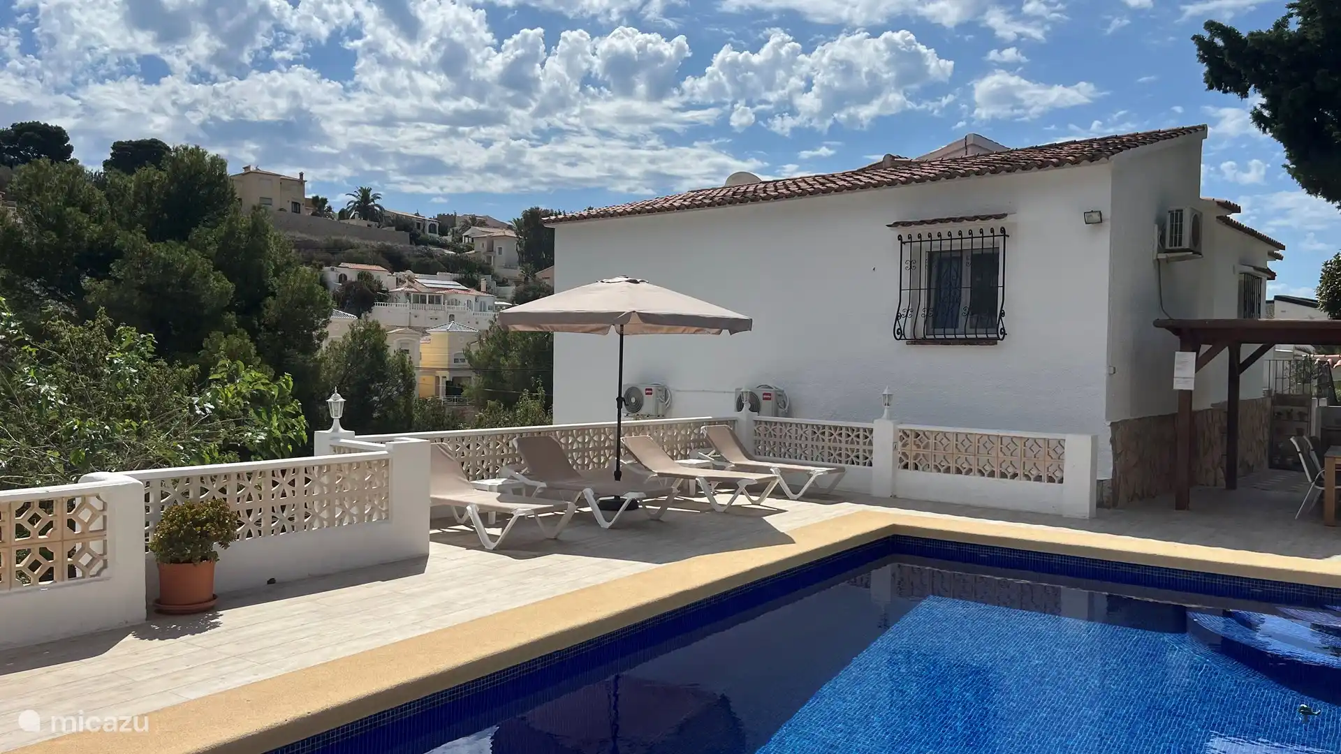 Schwimmbad mit Sonnenliegen