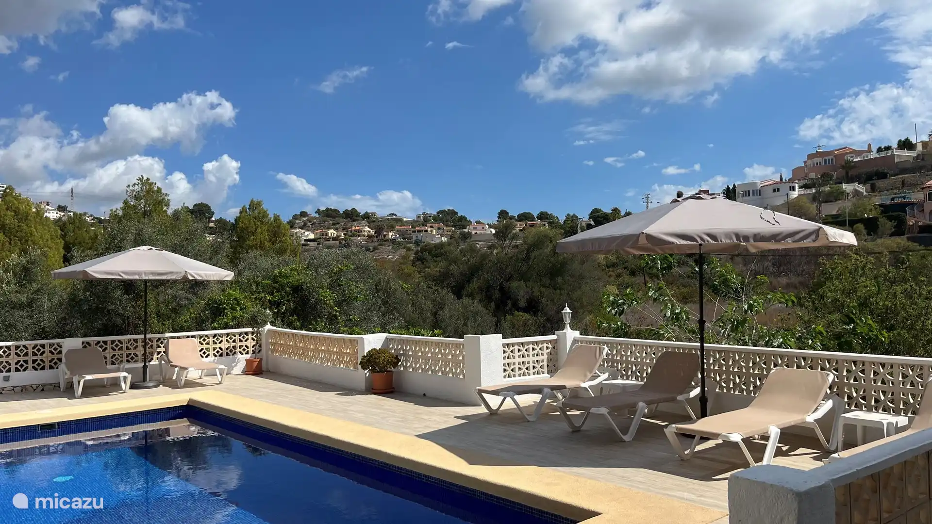 Schwimmbad mit Sonnenliegen.