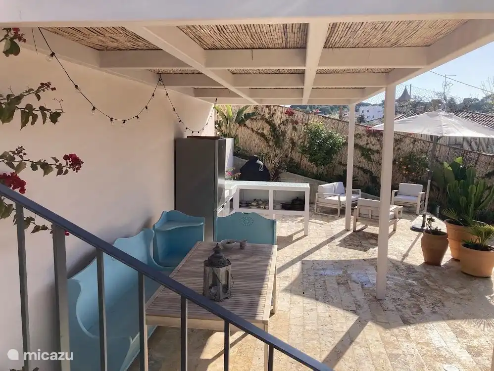 Schöner Ort zum Frühstück, Mittag- und Abendessen oder zum Spielen.