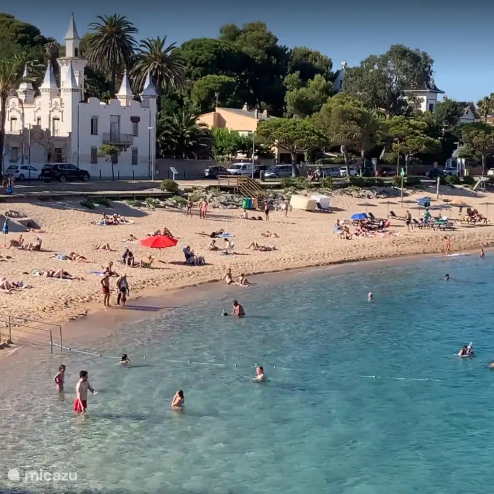 Strand von Sant Pol mit angenehmem Boulevard und Wassersportmöglichkeiten.