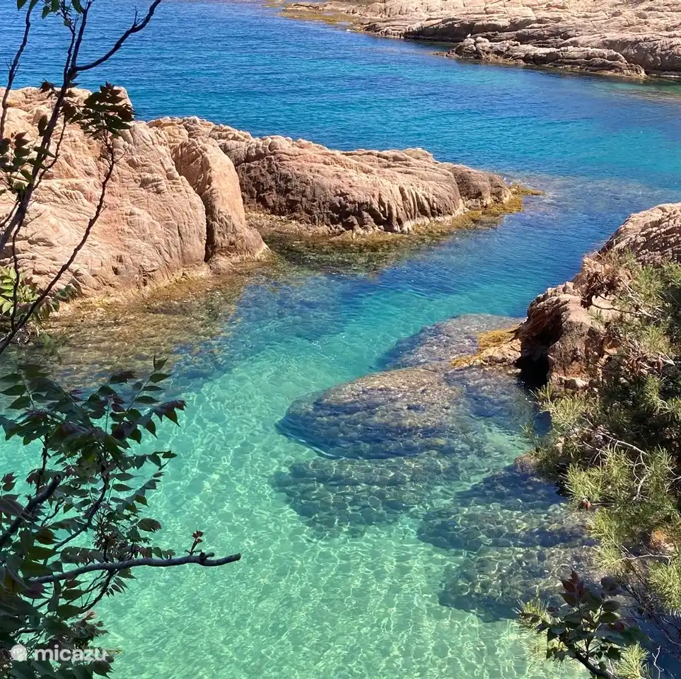 Zahlreiche Buchten in der Umgebung, Schnorchelausrüstung nicht vergessen ;-)