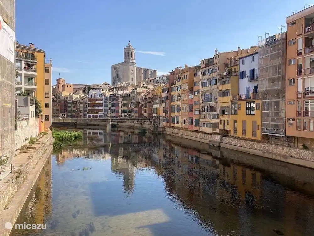 Besuchen Sie Gerona, nur 30 Minuten mit dem Auto entfernt. Zentrum von Barcelona 1 Stunde Fahrt.