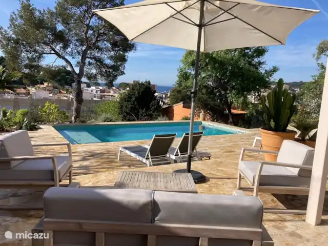Appartement Casa la Vinya Mar | Espagne, Costa Brava, Sant Feliu de Guíxols - appartement Profitez de la vue, du grand jardin et de la piscine rafraîchissante.