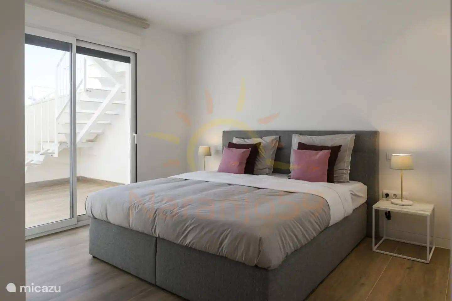 Master bedroom met kingsize bed