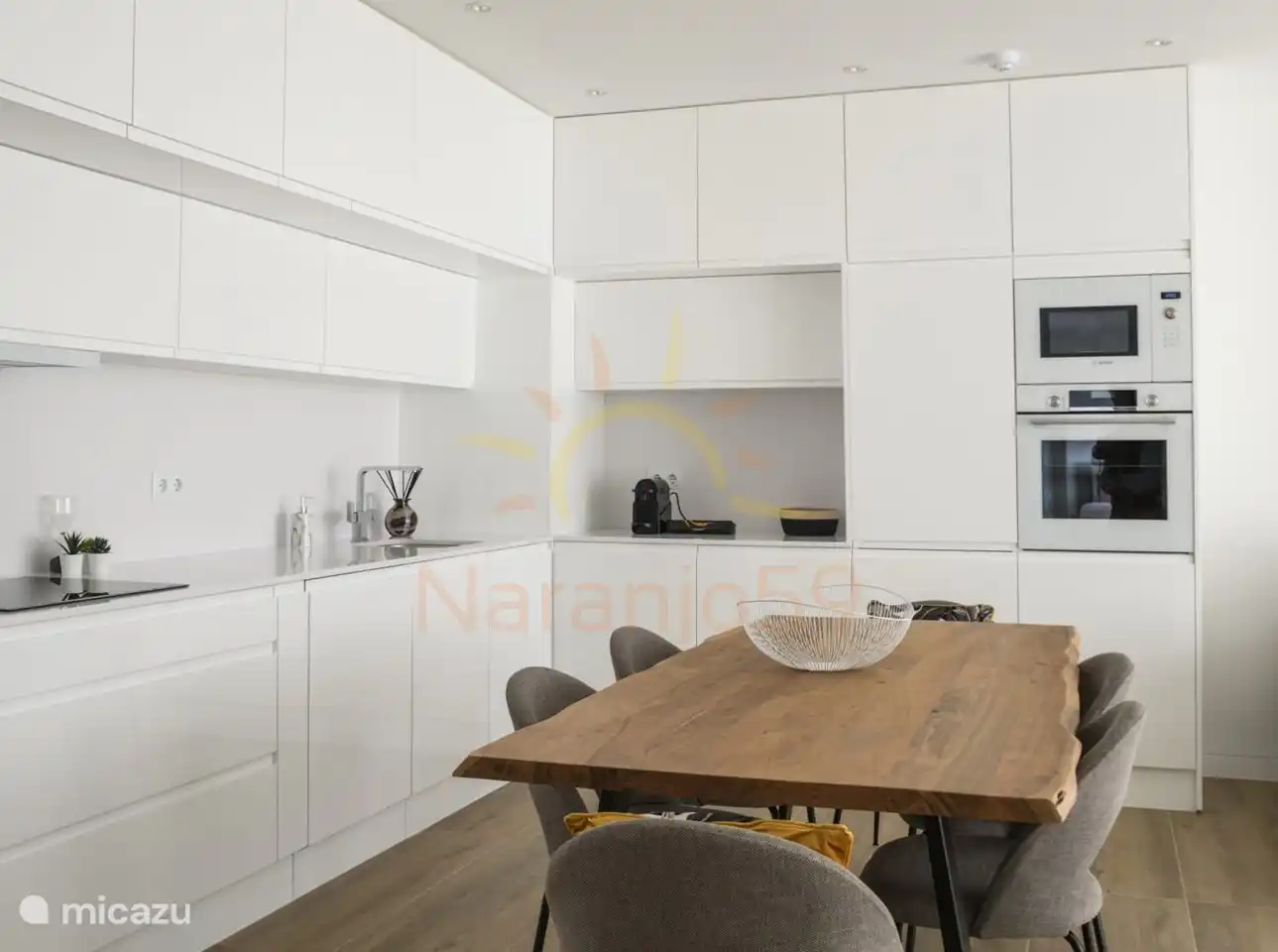 Keuken met ijskast, diepvries, microgolf, heteluchtovern, nespresso, broodrooster, waterkoker