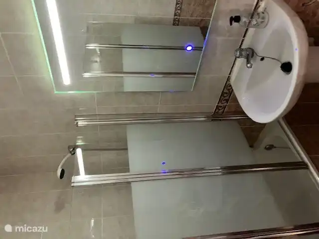 Badezimmer 1 mit Badewanne und WC