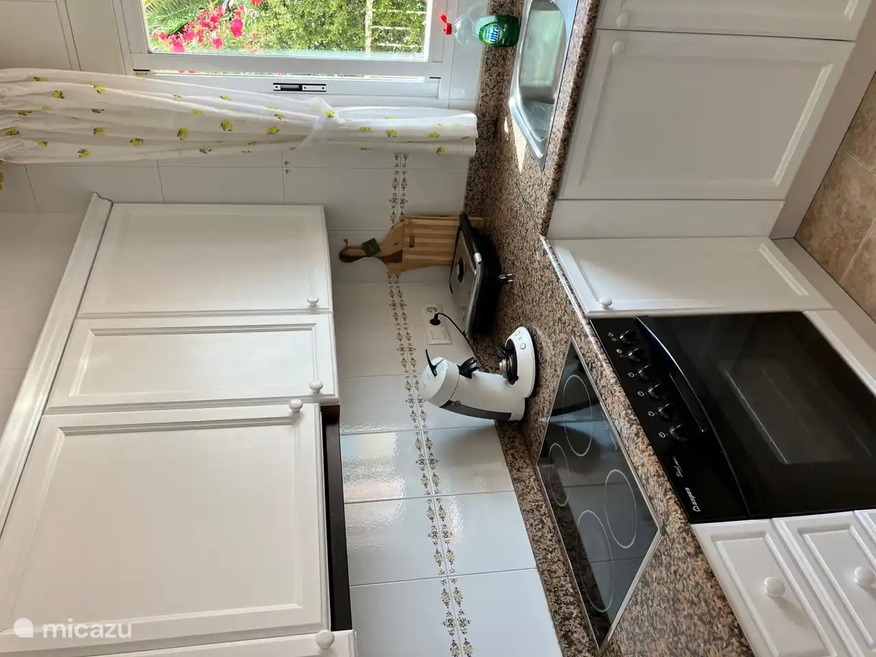 Küche mit Geschirrspüler